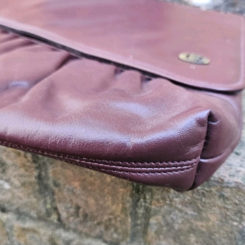 Vintage Etienne Aigner Burguny Large Clutch With Detachable Wrist Strap - Picture 6 of 13